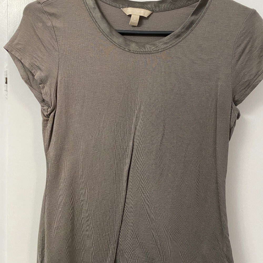 Banana Republic gray t-shirt with satin trim - small